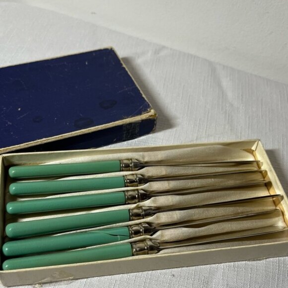 Vintage Sheffield boxed 6 silver-plated tea knives turquoise Bakelite handles - Picture 5 of 6